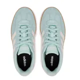 Championes urbanos Adidas modelo Barreda, color verde agua con las icónicas tres tiras laterales en color crema. Presentan un diseño inspirado en el tenis con puntera estilo T-Toe, confeccionados en una combinación de gamuza y cuero sintético, con suela cupsole de goma en color caramelo.