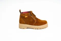 Bota acordonada de cuero color óxido con suela track color beige.