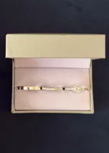 Set de anillos de plata 925 con circornias, compuesto por una alianza lisa, un cintillo con diseño geométrico y un anillo solitario con piedra central.