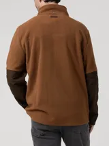 Campera polar de cuello alto con cierre frontal completo. Presenta un bolsillo en el pecho con cierre y parche de contraste, además de dos bolsillos laterales con cierre.