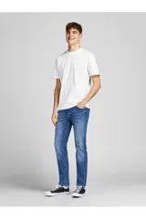 Camiseta blanca de manga corta y cuello redondo, corte relajado.