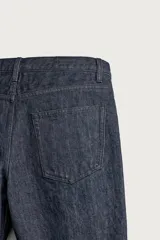 Jeans slim straight fit confeccionados en denim de algodón de origen italiano. Presentan un diseño de cinco bolsillos, tiro bajo, pierna recta y cierre frontal de botonadura.