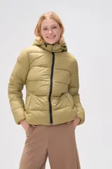 Campera puffer color verde oliva con capucha y cierre frontal con cremallera negra.