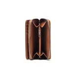 Billetera XL de diseño compacto, confeccionada en material símil cuero con textura granulada en color marrón. Presenta cierre perimetral y logo metálico de la marca en la parte frontal.