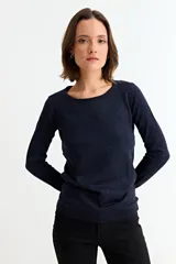 Sweater de punto con acabado metalizado, cuello redondo, manga larga y puños acanalados.