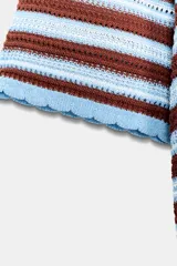 Top de punto de manga corta con diseño a rayas horizontales en tonos marrones y celestes, cuello polo liso en color celeste y cierre frontal con tres botones.