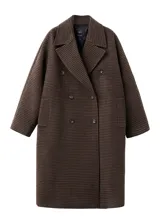Abrigo de corte sastre con diseño de doble botonadura y solapas amplias. Presenta un estampado de cuadros pequeños en tonos marrones y oscuros, con una silueta estructurada y elegante.