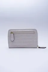 Billetera chica de cuero negro con textura tipo cocodrilo, cierre exterior, bolsillo para monedas con cierre en la parte trasera, múltiples ranuras para tarjetas y billetes, y forro rojo.