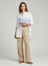 Neceser rectangular con cierre de cremallera, confeccionado en tela con estampado de rayas verticales en azul y blanco.