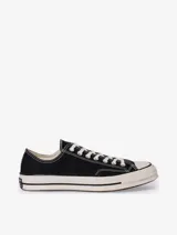 Championes Converse Chuck 70 de lona negra con cordones blancos y suela de goma color hueso.