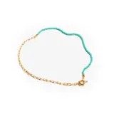 Collar de 45 cm de largo, con una parte de cadena dorada y otra de cuentas turquesas.