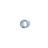 Anillo plateado de acero quirúrgico con tres aros entrelazados.
