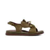 Sandalias planas Korium modelo Arely, confeccionadas en gamuza color verde militar, con tira ajustable en el talón mediante hebilla metálica y detalle de cordón con cuentas decorativas en el empeine.