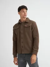 Camisaco color beige confeccionado en sherpa (corderito) con cartera de botones de pasta a tono y bolsillos con solapa en pecho.