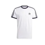 Remera blanca de algodón con cuello redondo y mangas cortas con ribete azul marino. Presenta las tres rayas características de Adidas en azul marino en los hombros y el logo de Adidas bordado en el pecho.