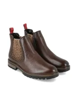 Botin chelsea Freya de cuero color marrón chocolate con elásticos laterales de tejido grueso texturizado en tonos marrones y beige, suela track y tirador trasero en color bordo.