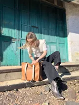 Botas texanas de cuero color peltre con bordados en el empeine y caña media.