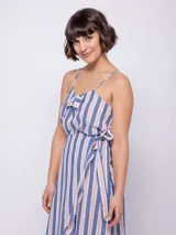 Top de algodón con estampa de rayas verticales en azul, blanco y rojo, con tirantes finos regulables y detalle de nudo en el escote.