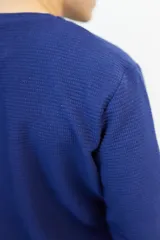 Buzo azul de algodón texturizado con logo bordado en el pecho.