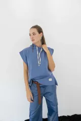 Chaleco jogging azul con capucha y sisas amplias.