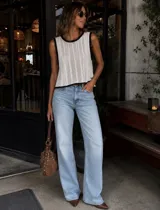 Blusa de punto calado color blanco con detalles de ribetes negros en cuello, sisas y ruedo.