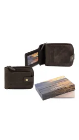 Billetera de cuero marrón oscuro con tapa y broche metálico, visor transparente, compartimientos internos y cierre seguro con cremallera. Incluye caja de regalo.