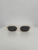 Lentes de sol con armazón metálico dorado y cristales oscuros de forma rectangular con bordes redondeados.