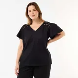 Camiseta negra de punto crepé, con escote en V, mangas cortas fluidas y detalles de macramé en los hombros.