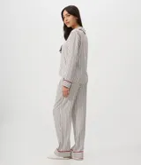 Pijama largo Lov de dos piezas confeccionado en viscosa, con estampado de rayas verticales y pequeños corazones. La parte superior es una camisa de mangas largas, cuello solapa y cierre frontal con botones y vivos a contraste. El pantalón cuenta con cintura elástica y diseño recto.