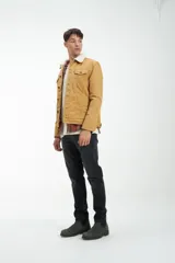 Campera de jean celeste unisex forrada en corderito blanco. Mangas forradas con nylon capitoneado.