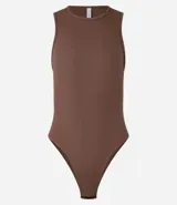 Body color marrón, sin mangas, con cuello halter y cierre en la entrepierna.