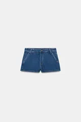 Shorts de denim de tiro medio, color celeste claro lavado, con trabillas, bolsillos laterales y bolsillos de plastrón en la espalda. Cierre frontal con cremallera y botón metálico.
