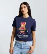 Remera de algodón color azul marino, con cuello redondo y manga corta. Presenta un estampado frontal de un oso con ropa deportiva levantando pesas, acompañado de la frase 'I Wanna Go Home'.