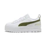 Championes Puma modelo Mayze Lth, de diseño urbano con plataforma alta, confeccionados en cuero blanco con detalles en gamuza color verde oliva en el lateral y talón.