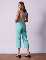 Pantalón capri de gabardina elastizada color beige, marca Zac & Reachel. Pretina ancha elastizada. Delantera y trasera con bolsillos simulados.