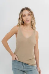 Musculosa tejida color amarillo pálido, con escote en V delantero y trasero.