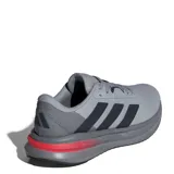 Championes de running Adidas modelo Galaxy 7, color gris con detalles en negro y una franja roja en la mediasuela. Presentan diseño de malla transpirable, cierre con cordones y tecnología Cloudfoam en la suela para mayor amortiguación.