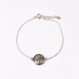 Pulsera plateada con dije circular calado con diseño de árbol de la vida.