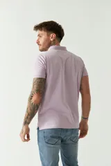 Remera polo blanca de manga corta, con cuello clásico, cierre de tres botones y logo estampado en el pecho.