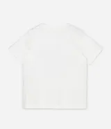 Remera de algodón color blanco, manga corta y cuello redondo, con un estampado lineal de una cabaña tropical rodeada de palmeras y la frase "Summer feeling". Algunas partes del estampado tienen lentejuelas transparentes.
