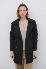 Trench coat negro de corte midi, con cuello solapa, cierre frontal cruzado con botones y cintas ajustables en los puños.
