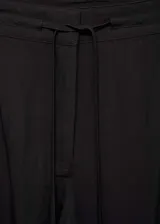 Pantalon cargo de corte recto y tiro medio, confeccionado en tejido fluido. Presenta cintura con elástico y cordón de ajuste, bolsillos laterales y bolsillos de parche con solapa en las piernas.