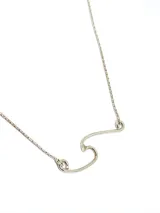 Collar de plata 925 con dije minimalista en forma de ola.