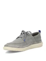 Zapatos slip on grises con cordones elásticos y suela blanca.
