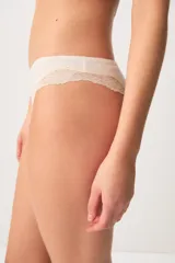 Vedetina de algodón y modal color marfil, con detalles de encaje en los laterales y ribetes.