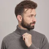 Polera color beige de tejido de punto con cuello alto.