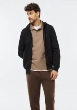 Campera canguro de plush azul marino con cierre frontal completo, capucha con cordón ajustable y bolsillos frontales estilo tipo canguro.