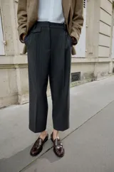 Pantalón de tiro medio con pinzas delanteras y pernera recta. Cuenta con bolsillos frontales, falsos bolsillos traseros de vivo y cierre frontal con cremallera, botón interior y ganchos.