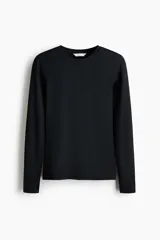 Remera entallada de microfibra color negro, de manga larga y escote redondo ribeteado.