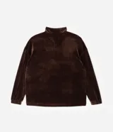 Campera deportiva de plush color marrón, con cuello alto, cierre frontal parcial y mangas largas con puños elásticos. Presenta una textura acanalada y un corte holgado.